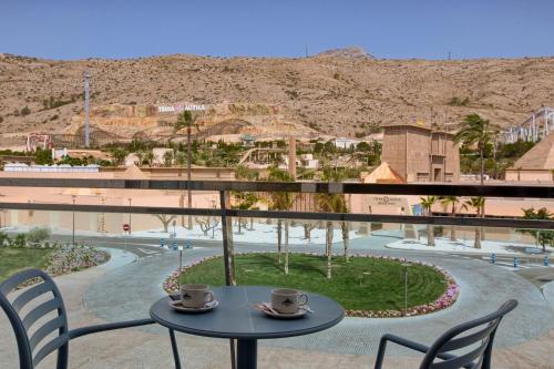 ベニドルムにあるGrand Luxor Hotelの景色を望むバルコニー(テーブル、椅子付)