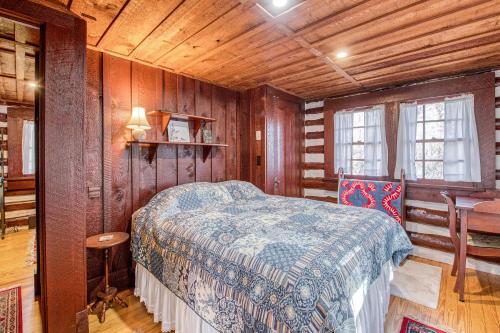 um quarto com uma cama num quarto com paredes de madeira em Mountain Peace II em Lake Junaluska