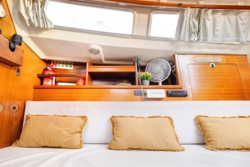 Blick auf ein Bett in einem Boot mit zwei Kissen in der Unterkunft Happy Sailor in Viana do Castelo