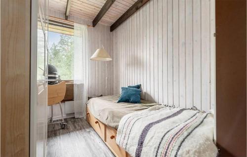 um pequeno quarto com uma cama e uma janela em Cozy Home In Sikns With House Sea View 