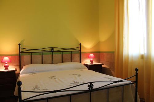 una camera con un letto con due lampade sui tavoli di B&b Elda Salento a Tuglie