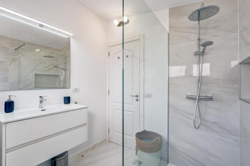 bagno bianco con doccia e lavandino di Panoramic View Villa Chayofa a Chayofa