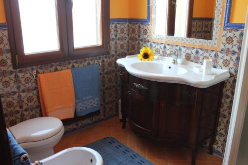 bagno con lavandino e servizi igienici di B&b Elda Salento a Tuglie