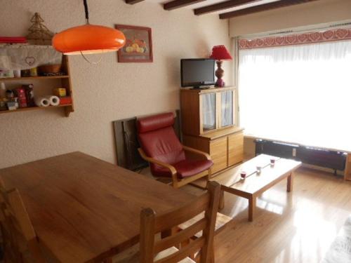 un salon avec une table et une chaise dans l'établissement Studio cosy pour 4 pers. avec balcon sud, proche pistes et commerces - L'Alpe d'Huez - FR-1-405-67, à L'Alpe-d'Huez
