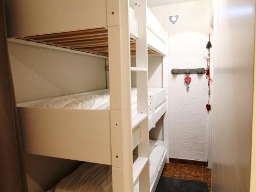 - un lit superposé blanc dans une petite chambre dans l'établissement Studio cosy pour 4 pers. avec balcon sud, proche pistes et commerces - L'Alpe d'Huez - FR-1-405-67, à L'Alpe-d'Huez