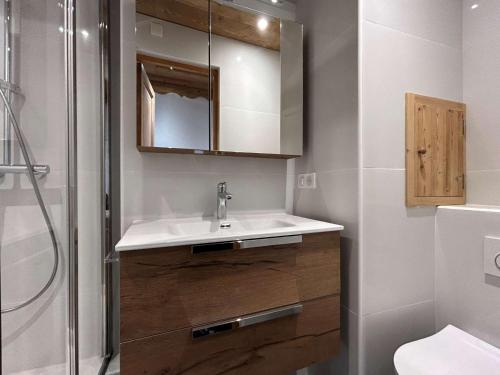W łazience znajduje się umywalka i prysznic. w obiekcie Appartement Méribel, 4 pièces, 8 personnes - FR-1-180-173 w Méribel