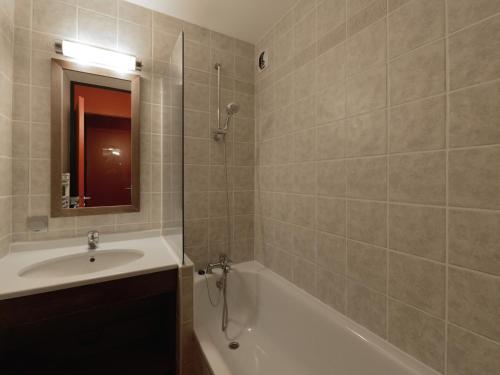 une salle de bain avec un lavabo et une baignoire dans l'établissement Appartement 2 pièces au pied des pistes, balcon, 4 pers., Belle Plagne - FR-1-181-2317, à La Plagne Tarentaise