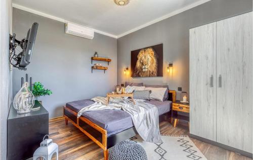- une chambre avec un lit et une photo de lion sur le mur dans l'établissement Villa La Vrana, à Vrana