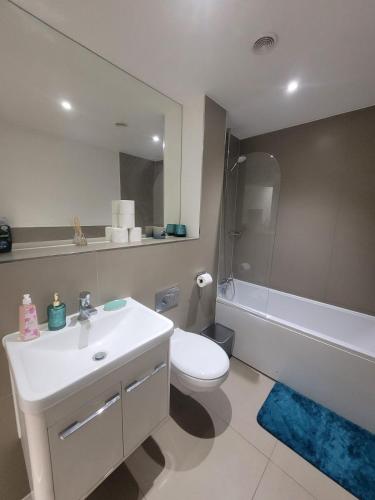 克羅伊登的住宿－Amazing Canterbury 1 BR Flat in London CB54，浴室配有盥洗盆、卫生间和浴缸。