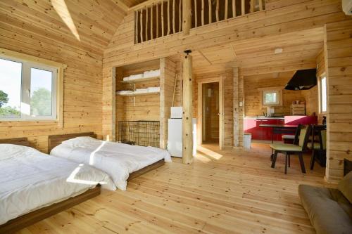 1 dormitorio con 1 cama en una habitación de madera en Biwako Hills Resort - Vacation STAY 99556v en Takashima