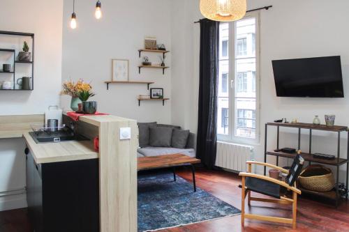 un salon avec une table et un canapé dans l'établissement Atypical cocoon at the foot of Montmartre, à Paris