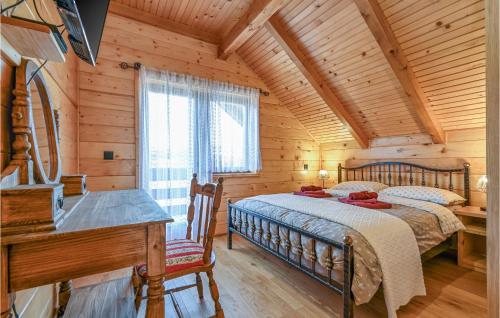 1 Schlafzimmer mit 2 Betten in einem Blockhaus in der Unterkunft Lovely Home In Vinogradi Ludbreski With Kitchen in Ludbreg