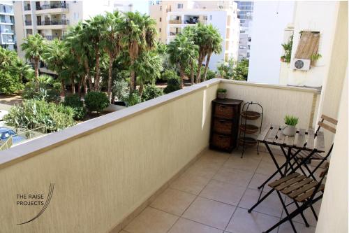 - Balcón con mesa y sillas en un edificio en Raise Limassol Urban Escape, en Limassol