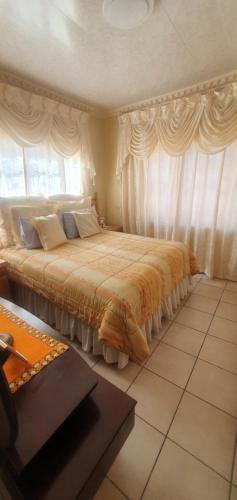 Postel nebo postele na pokoji v ubytování Boichoko Guest House