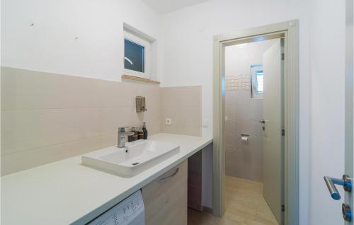 Kupatilo u objektu 6 Bedroom Gorgeous Home In Milna