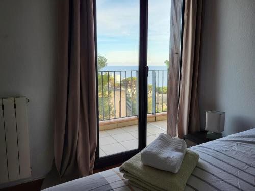 une chambre avec un lit et une vue sur un balcon dans l'établissement Appartement chaleureux vue panoramique, à Bastia
