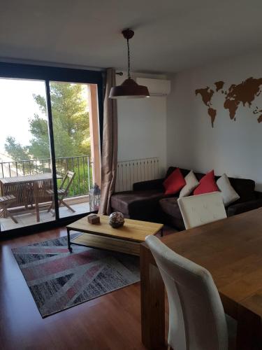 un salon avec un canapé et une table dans l'établissement Appartement chaleureux vue panoramique, à Bastia