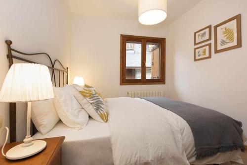 Ένα ή περισσότερα κρεβάτια σε δωμάτιο στο Rincón del Pueyo by BeValle