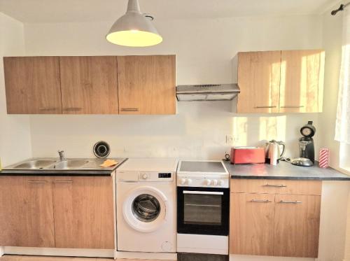 歐里亞克的住宿－Maison à Aurillac - 3 chambres - Arrivée autonome，厨房配有洗衣机和水槽