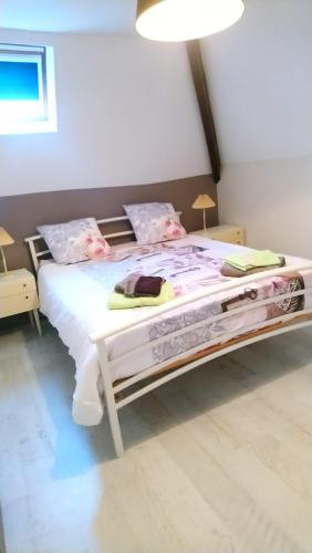 1 dormitorio con 1 cama blanca grande en una habitación en La maison de Zélie, en Larnagol
