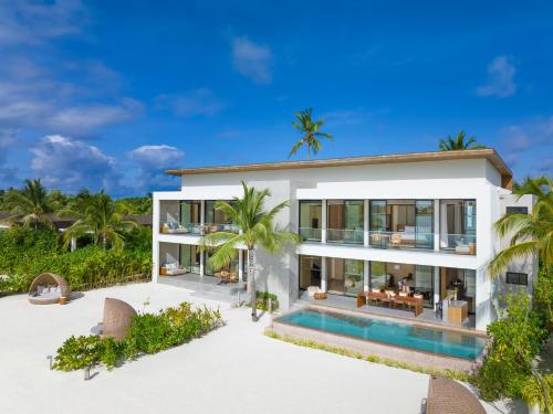 une image d'une villa sur la plage dans l'établissement Kuda Villingili Maldives, à Atoll Malé Nord