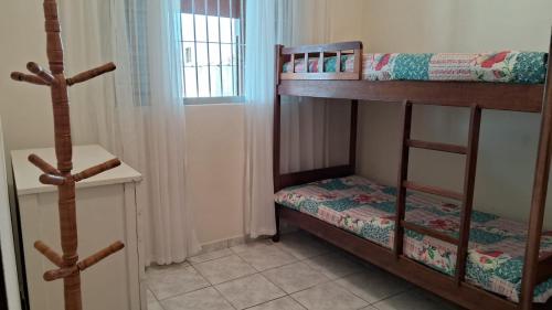 2 łóżka piętrowe w pokoju z oknem w obiekcie Casa Caraguatatuba Nelson w mieście Caraguatatuba