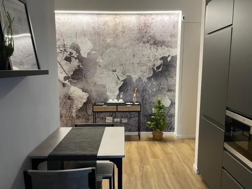 una sala da pranzo con una mappa del mondo sul muro di Da Nord a Sud - Affittacamere a Milano
