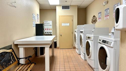 a laundry room with washing machines and a counter at HSO - Family Apartments Close to Disney World & Universal in Orlando