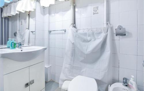 La salle de bains blanche est pourvue d'un lavabo et de toilettes. dans l'établissement Gorgeous Apartment In Brucoli With Kitchen, à Brucoli