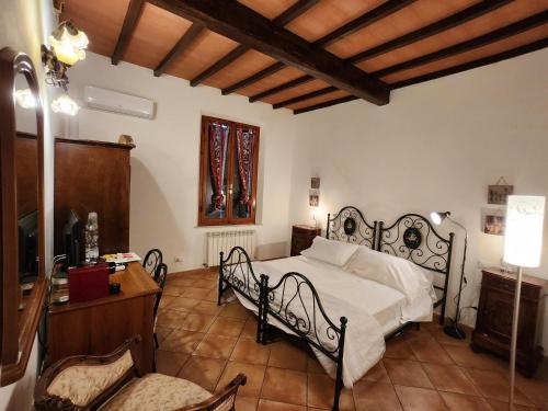 een slaapkamer met een bed en een stoel erin bij Casa cecchi siena in Siena