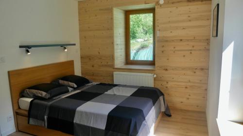 une chambre avec un lit et une fenêtre dans l'établissement Orionde Gîte en Belledonne, à Laval