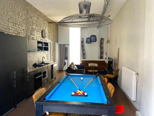 - un salon avec un billard dans l'établissement Maison standing 9 chambres 5SB avec extérieur, à Roubaix