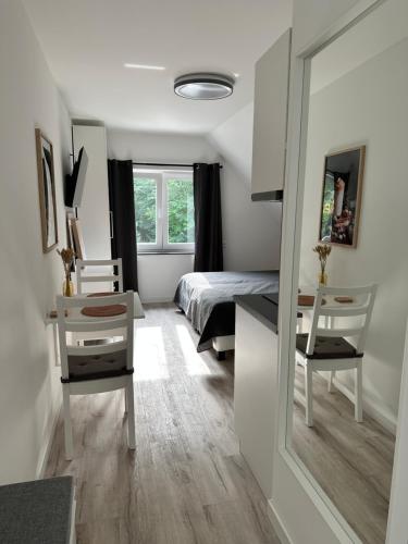 a bedroom with a bed and a desk and a mirror at Lagom - Apartments an der Barclays Arena in Hamburg