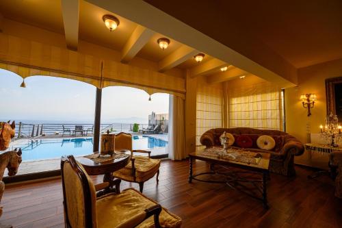 ein Wohnzimmer mit Poolblick in der Unterkunft Senso Panorama Luxury Villa in Kalamata