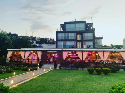Romantique Dojran Hotelにある庭