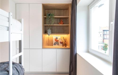 Dapur atau dapur kecil di Awesome Apartment In Koksijde With Wifi
