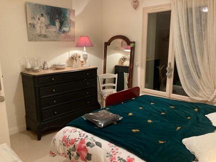 1 dormitorio con cama, tocador y espejo en MARTINEAU Idéal JO 2024, en La Celle-les-Bordes