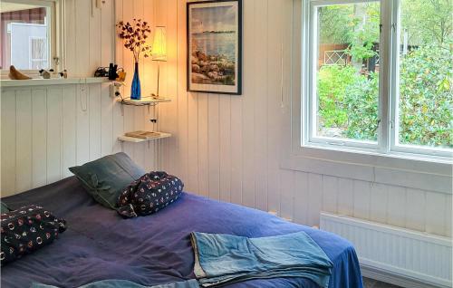 - une chambre avec un lit doté d'oreillers et d'une fenêtre dans l'établissement Lovely Home In Ronneby With Kitchen, à Ronneby