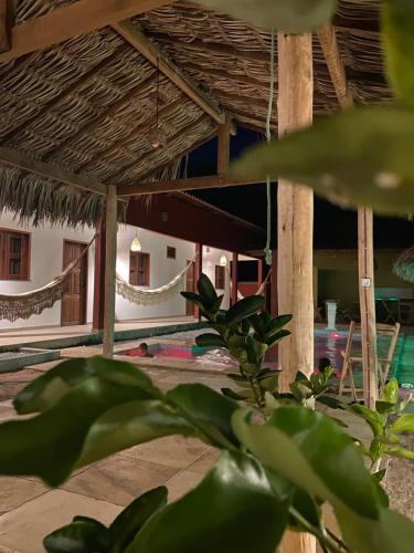 vistas a un edificio con piscina en Casa da Lagoa, en Jijoca de Jericoacoara