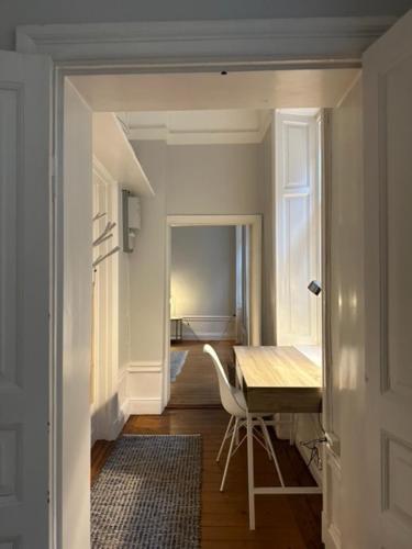 une salle à manger avec une table et une chaise dans l'établissement Gamla Stan, à Stockholm