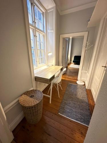 um corredor com uma mesa e uma janela num quarto em Gamla Stan em Estocolmo