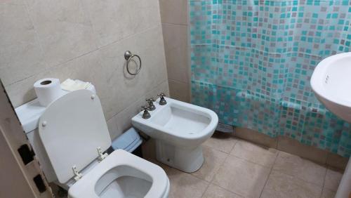 a bathroom with a toilet and a sink at Casita de Tucumán Apart - Cochera Cercana in San Miguel de Tucumán