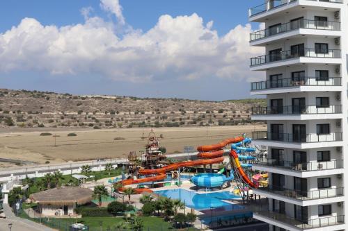 Kolam renang di atau dekat dengan Caesar Blue Large Studio with Sea View and Aquapark