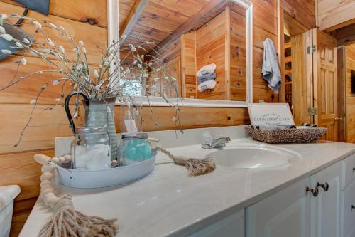 baño con lavabo en una cabaña de madera en The Willow Family Friendly country cabin Red River Gorge en Ravenna