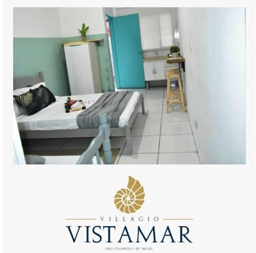 Habitación pequeña con cama y cocina en Villagio Vistamar Ilha Comprida, en Ilha Comprida