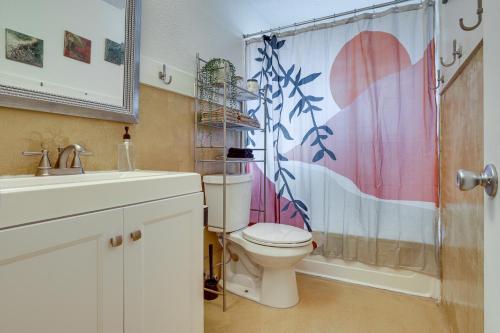 uma casa de banho com um WC e um chuveiro em San Antonio Townhome 3 Mi to Lackland AFB! em San Antonio