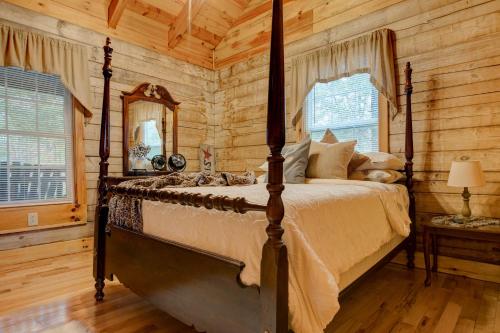 1 dormitorio con 1 cama en una cabaña de madera en The Willow Family Friendly country cabin Red River Gorge en Ravenna