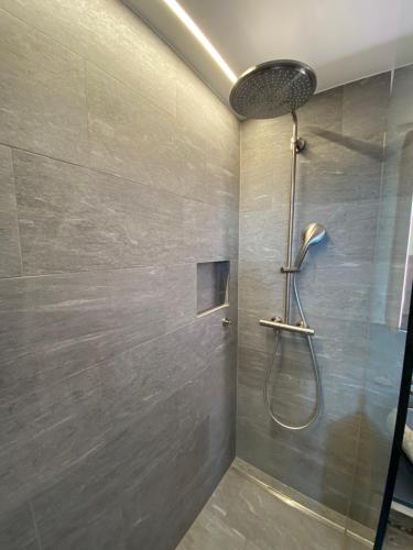 フリムスにあるCrap da Flem - 3.5 Zimmer Ferienwohnung am Sonnenhang von Flimsのバスルーム(シャワー、シャワーヘッド付)が備わります。