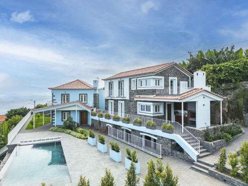 Swimmingpoolen hos eller tæt på Casas da Luz by Homie