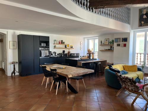 cocina y sala de estar con mesa y sillas en Appartement de charme, vue sur le vieux port, en Marsella